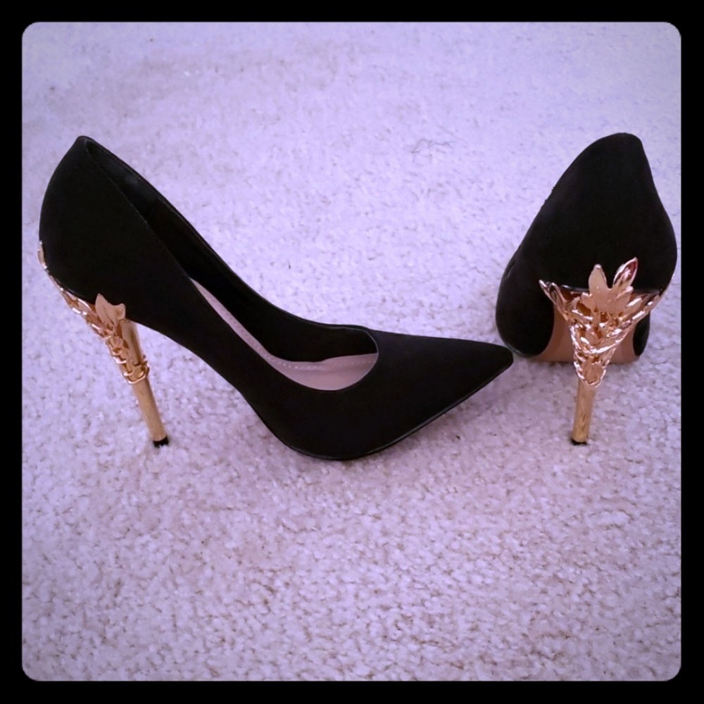 🚨Beautiful black and gold heels